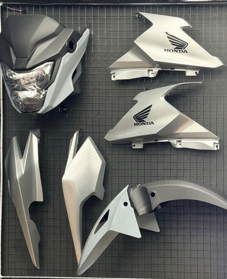 Carenagens Honda penduradas no quadro de grade